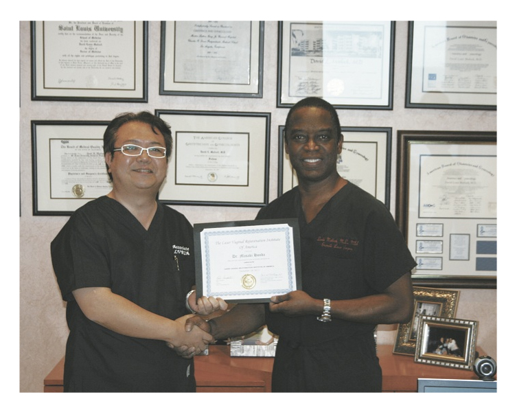 海外の名医、Dr.マドロックのもとで、美しく整える技術を徹底的に学び、習得。